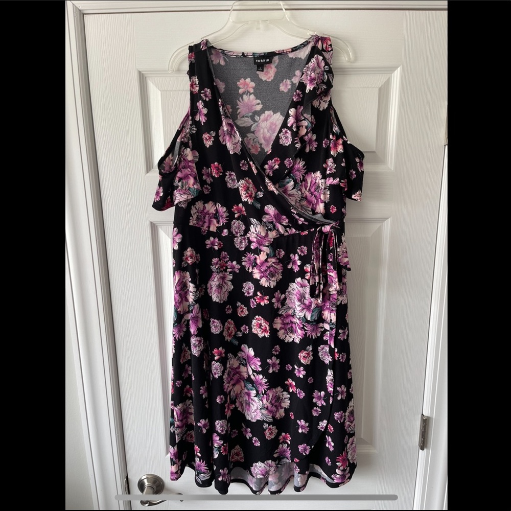 Torrid black/floral cold shoulder dress size 1 right above knee length